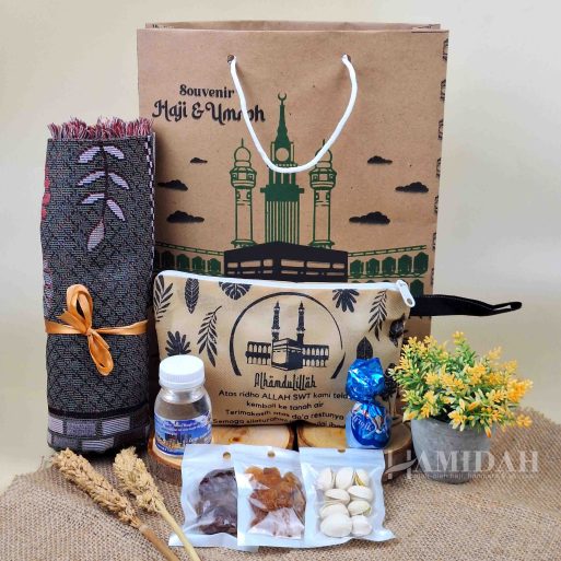 paket oleh-oleh haji umroh sajadah dan pouch