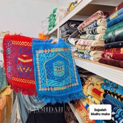 sajada bludru muka kepala