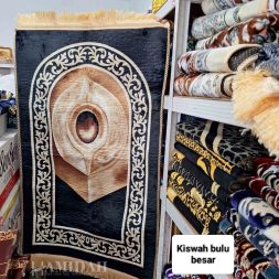 sajadah kiswah bulu besar