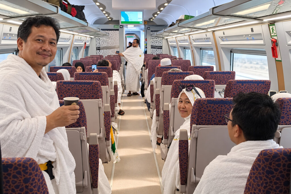 interior kereta cepat haramain